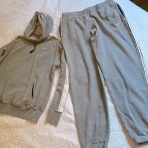NIKE GREY SET MEDIUM SWEATSHIRT WITH HOOD & MEDIUM DRAWSTRING PANTS
